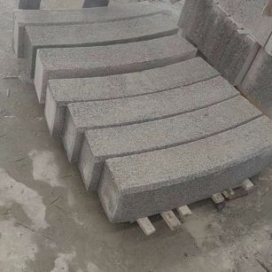 阜新芝麻白弧形路牙石