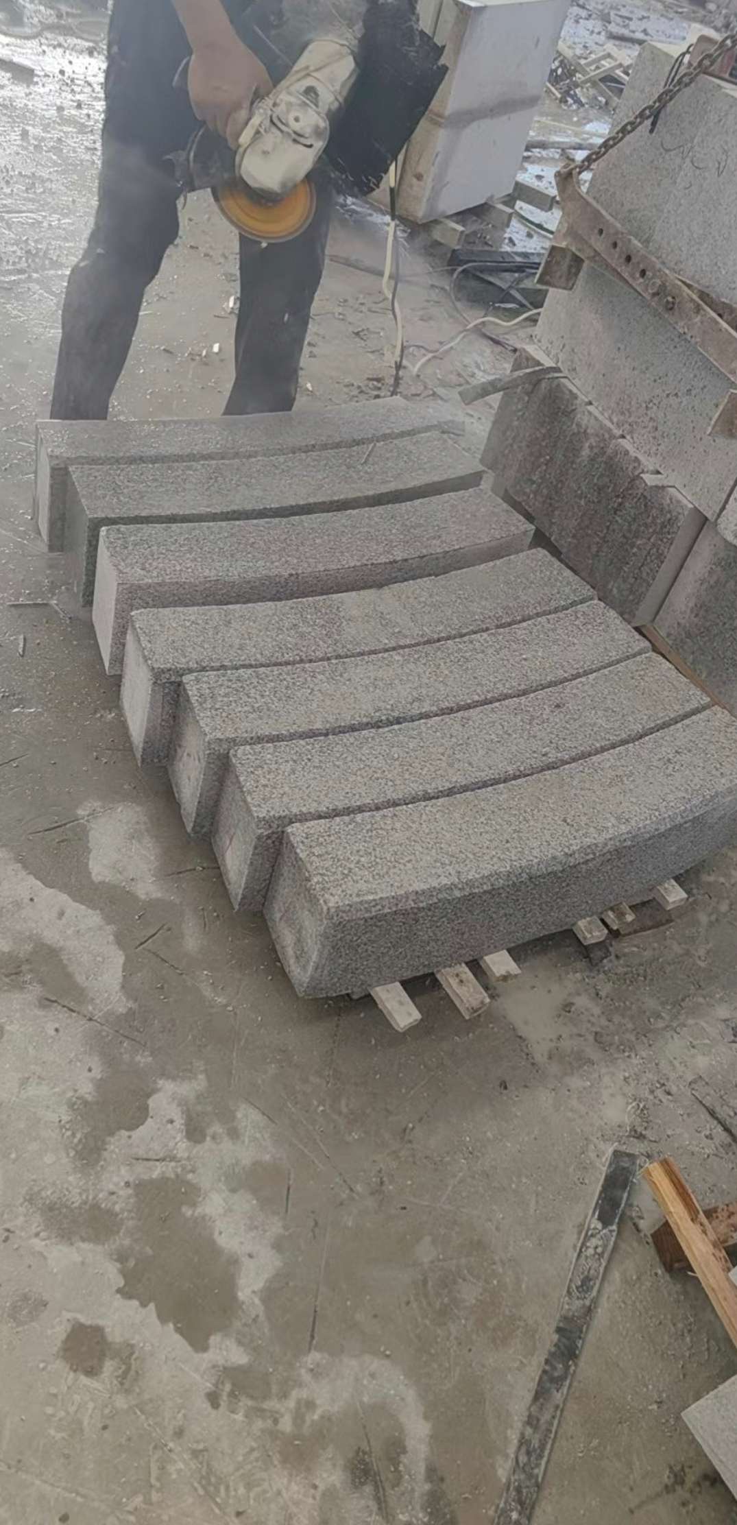 阜新芝麻白弧形路牙石
